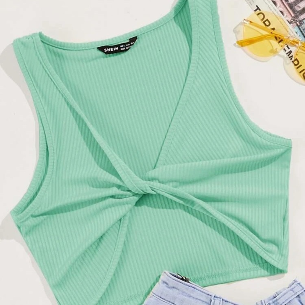 ✨3/$15✨Twist Front Rib-Knit Tank Crop Top
